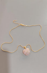 Damen-Halskette mit geometrischem Stein-Anhänger und feiner Kette