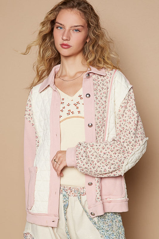 Armelle - Steppjacke mit Knöpfen, freiliegenden Nähten und Blumenmuster