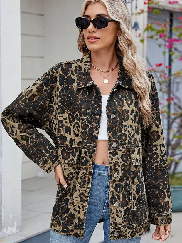 Jeansjacke im Oversize-Schnitt mit Knopfverschluss und Taschen