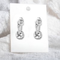 Ohrringe Zarte Knoten Greta Minimalistisch Und Elegant Mit Feinem Ketten Detail Für Leichte Subtilität Charme