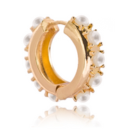 Ohrringe Pearly Embrace Selene Goldene Creolen Mit Kleinen Perlen Für Feminine Eleganz Und Zeitlose Faszination
