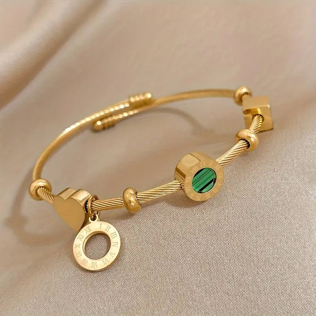 Goldenes Starres Armreif Mit Geometrischen Anhängern Celeste Luxuriöses Schmuckstück Für Den Alltagslook