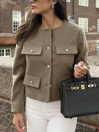 Kurze Anzugjacke mit Zierknöpfen