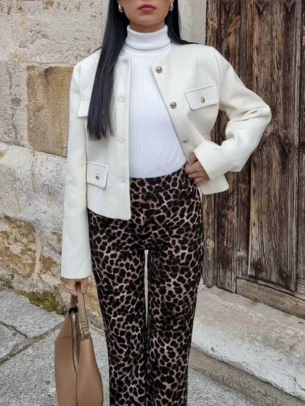 Kurze Anzugjacke mit Zierknöpfen
