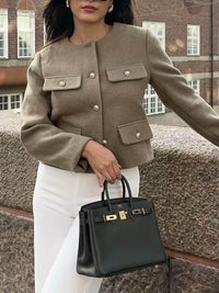 Kurze Anzugjacke mit Zierknöpfen
