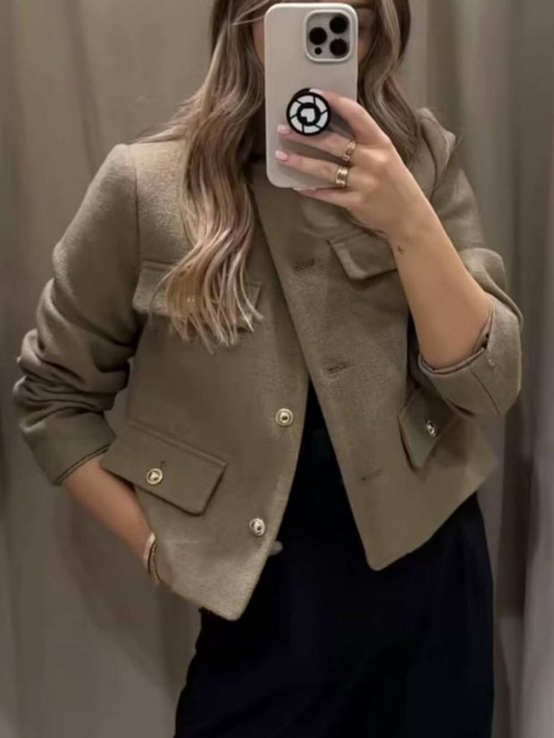 Kurze Anzugjacke mit Zierknöpfen