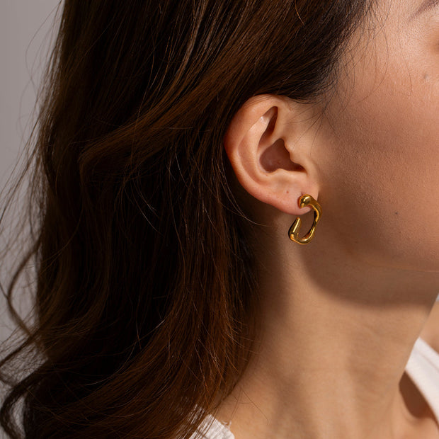 Abstrakte Schleifen Ohrringe Karima Modernes Skulpturales Design Eleganter Minimalistischer Schmuck