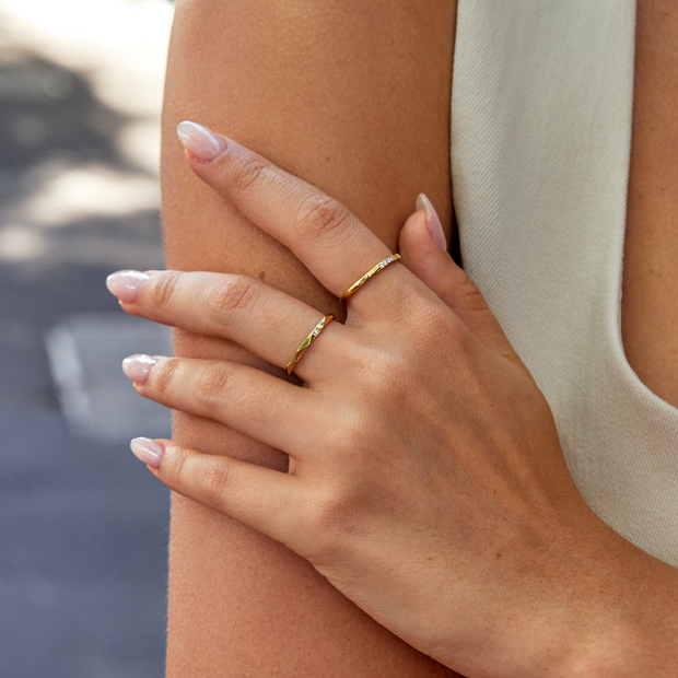 Minimalistischer Goldring Für Damen Clara Mit Facettiertem Geometrischem Finish Und Kristallakzent