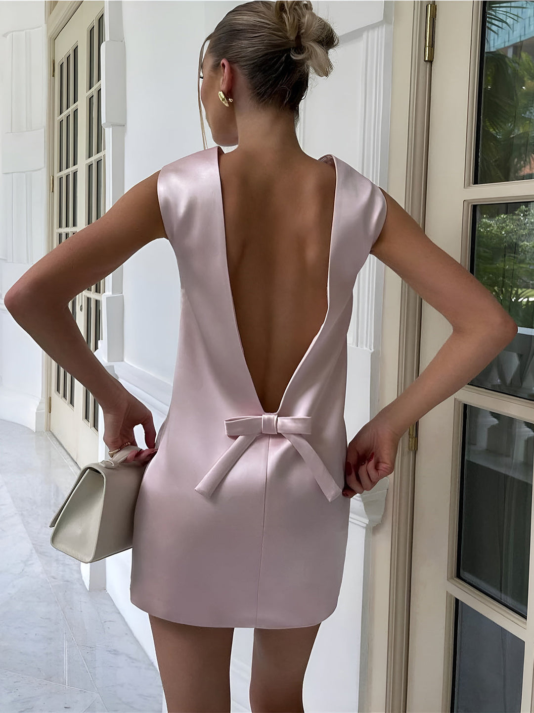 Nina - Kurzes rückenfreies Schleifenkleid aus Satin
