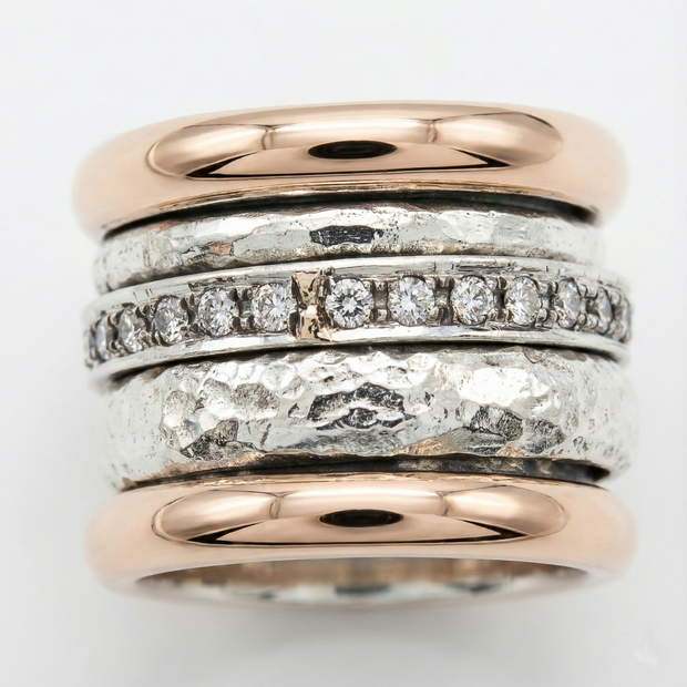 Schwerer Goldring Vintage Stil Von Fiorella Mit Gehämmertem Silber Und Glatten Goldstreifen Mit Diamantenbesatz