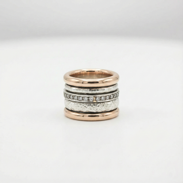 Schwerer Goldring Vintage Stil Von Fiorella Mit Gehämmertem Silber Und Glatten Goldstreifen Mit Diamantenbesatz