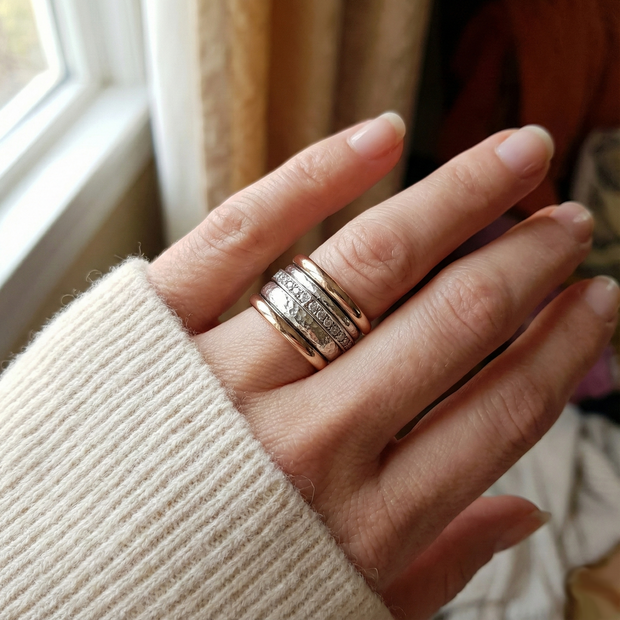 Schwerer Goldring Vintage Stil Von Fiorella Mit Gehämmertem Silber Und Glatten Goldstreifen Mit Diamantenbesatz