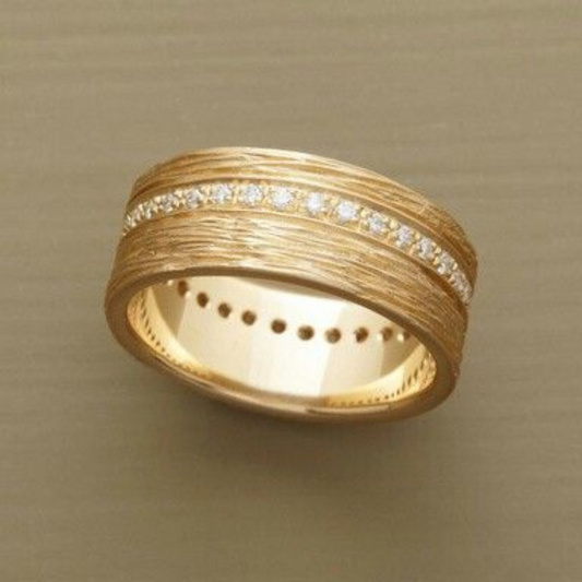 Vintage Ring Aus Feinem Gold Mit Texturierte Oberfläche Und Diamanten In Der Mitte Kaia