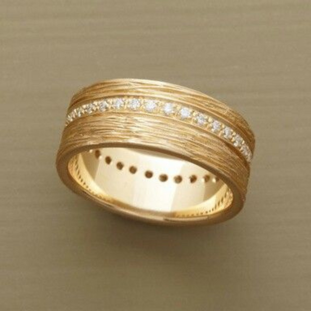 Vintage Ring Aus Feinem Gold Mit Texturierte Oberfläche Und Diamanten In Der Mitte Kaia