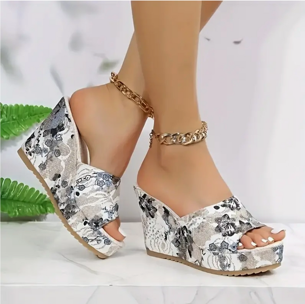 Julia - Die Keilabsatzsandalen mit Blumenmuster
