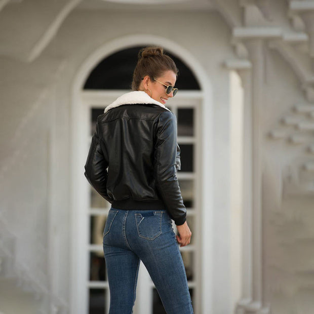 Winterliche Lederjacke mit Fellkragen