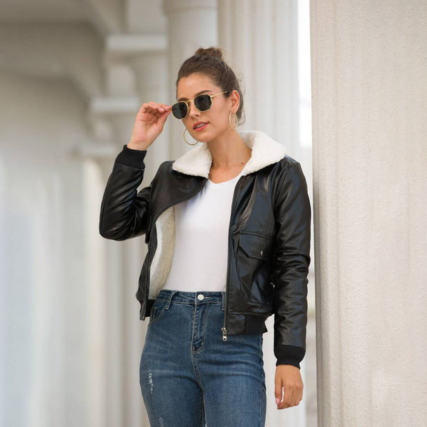 Winterliche Lederjacke mit Fellkragen
