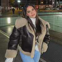 Kurze Lederjacke mit Fellbesatz
