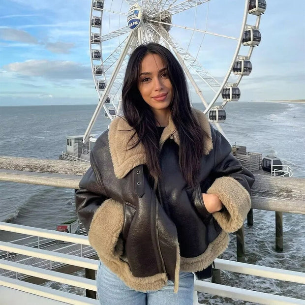 Kurze Lederjacke mit Fellbesatz