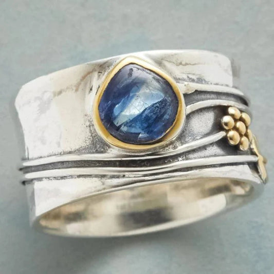 Vintage Ring Aus Silber Mit Gehämmertem Finish Goldakzenten Und Blauem Tropfen Saphir Cabochon