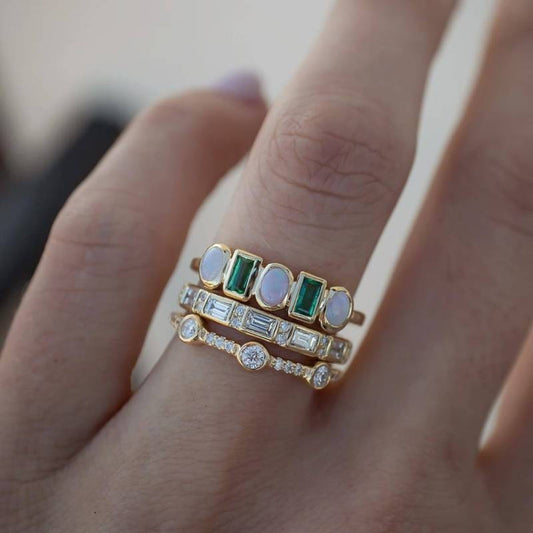 Vintage Ring Mit Weißem Und Grünem Opal Eleganter Goldschmuck Für Damen Vielseitig Tragbar Und Zeitlos