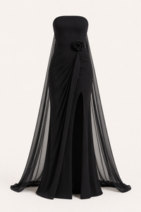 Langes, trägerloses Damenkleid mit Drapierung und Schlitz – Monika