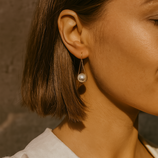 Elegante Perlenohrringe Für Damen Celina Mit Minimalistischem Design Und Goldene Kurvenstruktur Für Zeitlose Silhouette