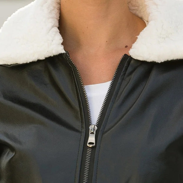 Winterliche Lederjacke mit Fellkragen