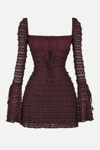 Kurzes Damenkleid mit Rüschen und langen Ärmeln - Signeva
