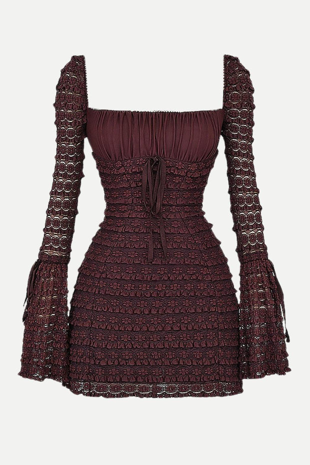 Kurzes Damenkleid mit Rüschen und langen Ärmeln - Signeva