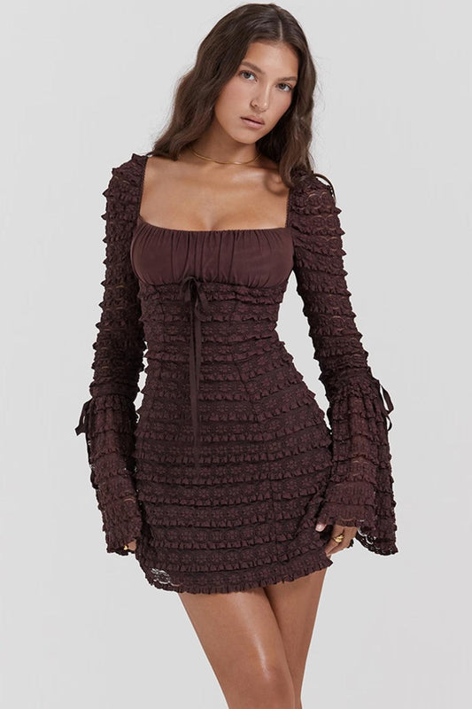 Kurzes Damenkleid mit Rüschen und langen Ärmeln - Signeva