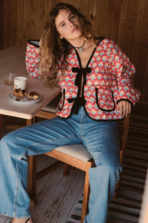 Jacke in leichter Ausführung mit Blumenmuster und Schleifendetails