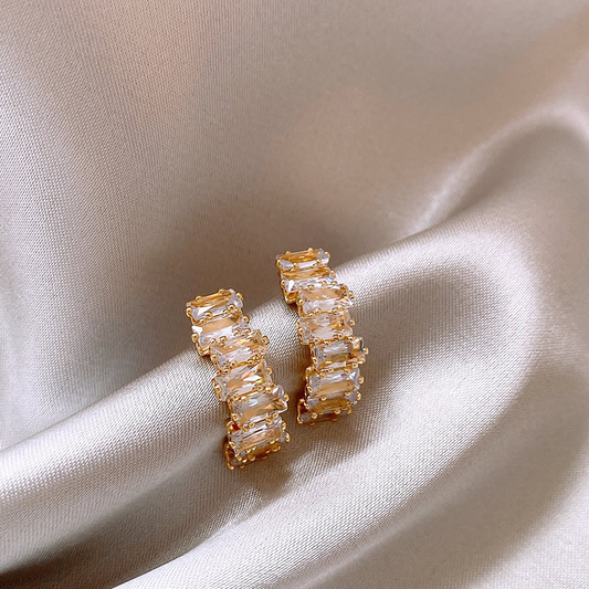 Elegante Goldohrringe mit funkelnden Zirkonias