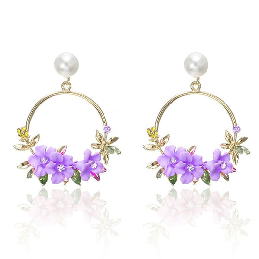 Elegante Goldohrringe mit Blumen und Perlen