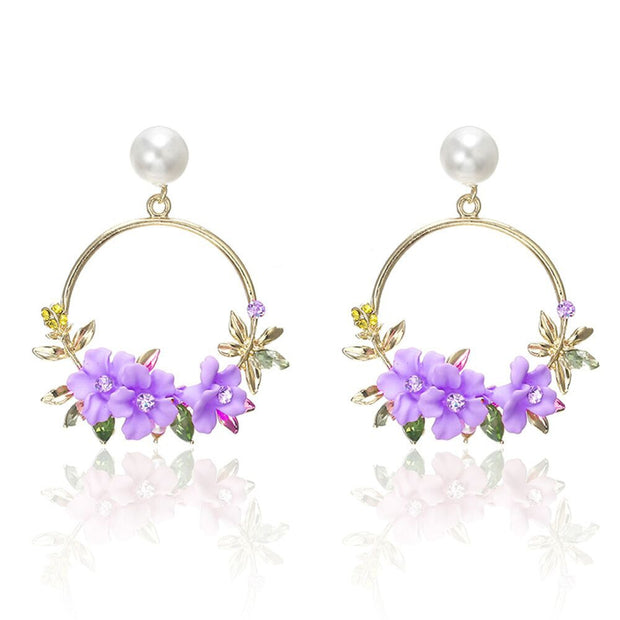 Elegante Goldohrringe mit Blumen und Perlen