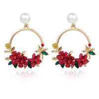 Elegante Goldohrringe mit Blumen und Perlen