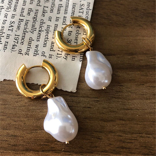 Perlenohrringe Olga - Klassischer Perlenschmuck Mit Poliertem Goldton Und Unregelmäßigen Perlen