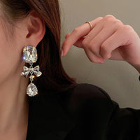 Glamouröse Statement-Ohrringe Mit Schleife Und Funkelnden Kristallen Im Glam Bow Stil Anika