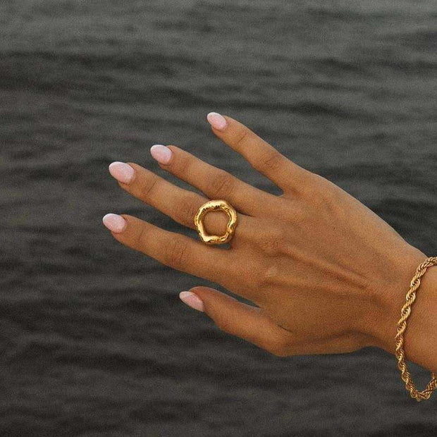 Ring Des Mystischen Kreises Maia Modernes Gelbgold Offenes Organisches Design Reflektiert Licht Minimalistisch Elegant