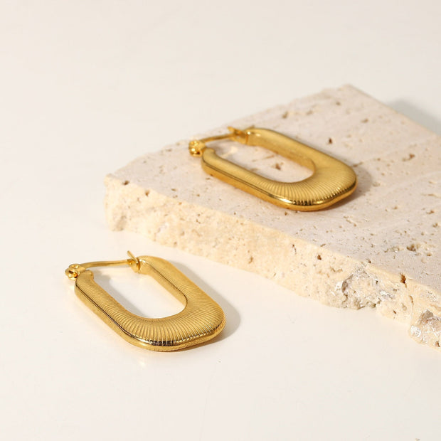 Ohrringe Luxe Arches Thalia Elegante Zeitgenössische Rechteckige Form Mit Sanft Abgerundeten Linien Und Goldglanz