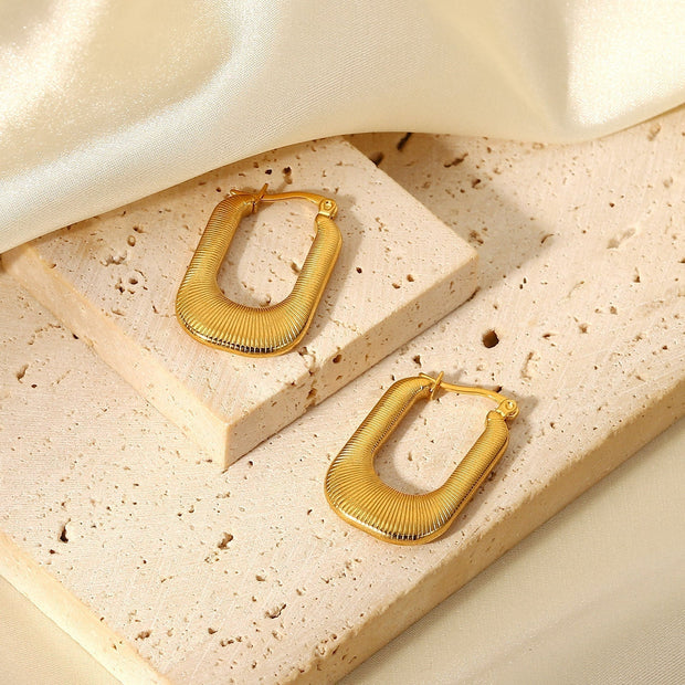 Ohrringe Luxe Arches Thalia Elegante Zeitgenössische Rechteckige Form Mit Sanft Abgerundeten Linien Und Goldglanz