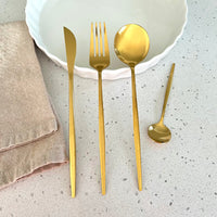 Minimalistisches goldenes Besteckset – 24-teilig