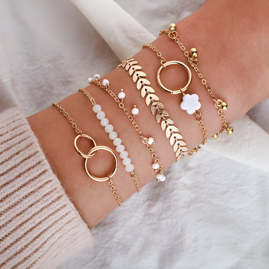 Kettenarmband-Set Mit Dekorativen Details Aus Feinen Gliederketten, Verschlungenen Ringen Und Perlen - Camilla