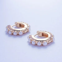 Ohrringe Pearly Embrace Selene Goldene Creolen Mit Kleinen Perlen Für Feminine Eleganz Und Zeitlose Faszination