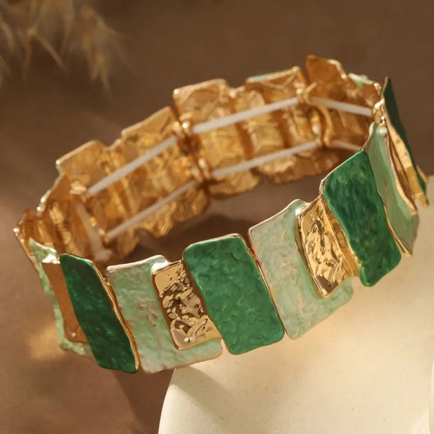 Armband Grün Gold Trail Jade Moderner Schmuck Mit Goldenen Platten Strukturierte Oberflächen Und Hammerschlagtextur