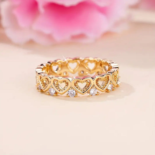 Ring Mit Herz Aus Zirkonia Goldfarben Kora Romantisches Design Mit Verflochtenen Herzen Und Rundum Glitzernden Steinen