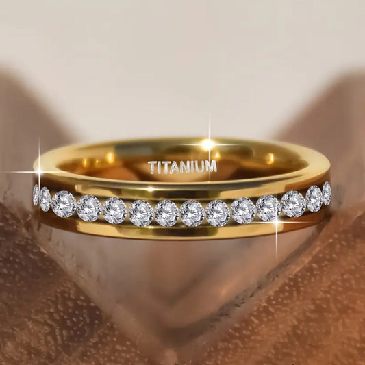Goldfarbener Titanring Mit Zirkonia Rundschliff Luxuriös Moderner Schmuck Kaya Exklusives Schmuckstück