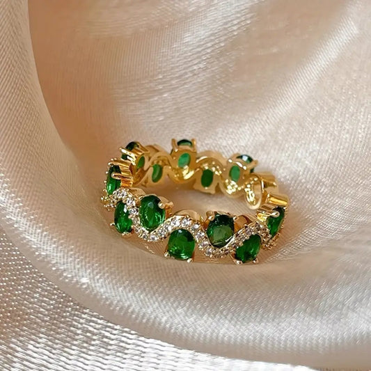 Ring Goldbeschichtet Mit Grünen Zirkonia Steinen Mit Geflochtenem Design Für Anspruchsvolle Damen Amaya
