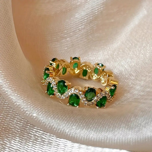 Ring Goldbeschichtet Mit Grünen Zirkonia Steinen Mit Geflochtenem Design Für Anspruchsvolle Damen Amaya