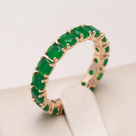 Goldring Mit Grünen Kristallen Eingelassen Für Eleganz Und Frische Im Modernen Stil Von Ava